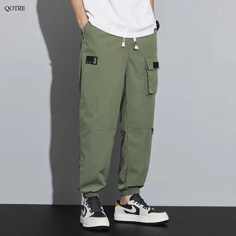 Tapered Elasticity Multi-Pocket Zipper Cargo Pants